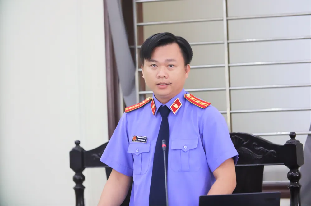 Đại diện VKS đề nghị bị cáo Phương phải chịu mức án tù chung thân. Ảnh: HD hiếp dâm người phụ nữ bán vé số.jpg