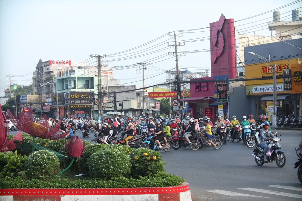 Các loại xe lưu thông qua khu vực nút giao Long Kim thường xảy ra ùn ứ. Ảnh: HUỲNH DU Ngã tư Long Kim (10).JPG