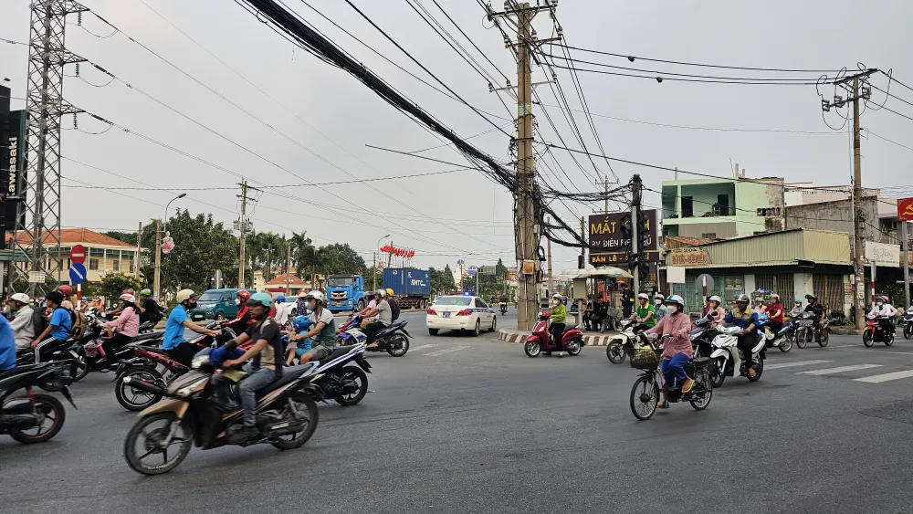 Lực lượng CSGT thường xuyên túc trực tại điểm đen giao thông ngã tư Long Kim. Ảnh:HD Ngã tư Long Kim (13).jpg