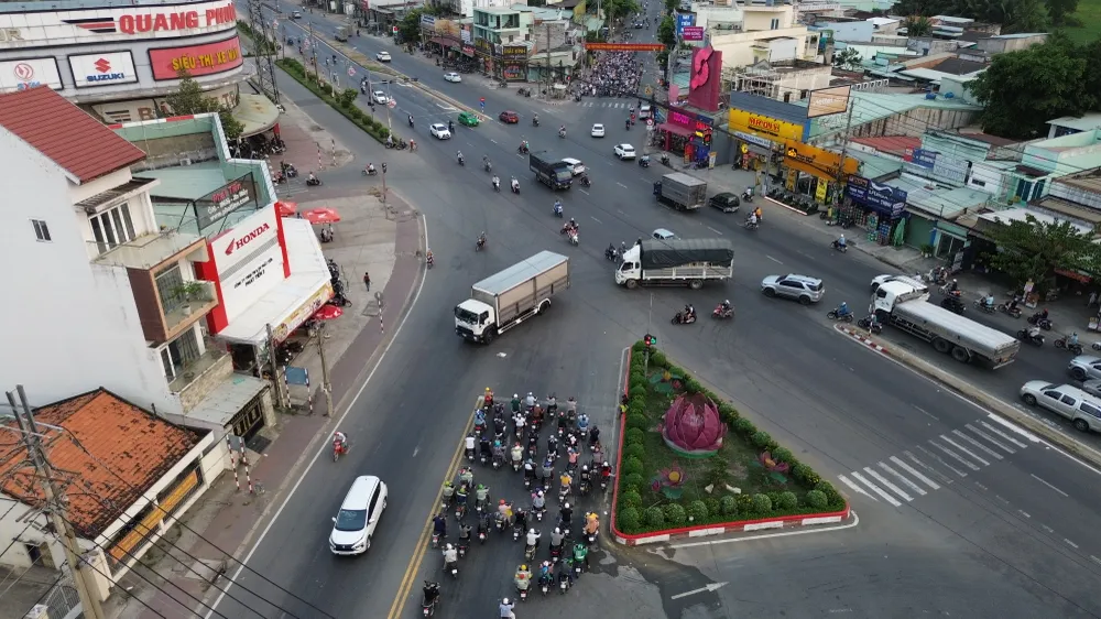 Lưu lượng giao thông qua khu vực ngã tư Long Kim rất lớn. Ảnh: HD Ngã tư Long Kim (4).JPG