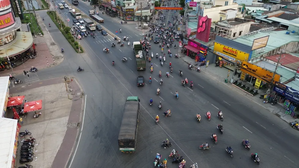 Các loại xe lưu thông hỗn độn tại khu vực nút giao ngã tư Long Kim. Ảnh: HUỲNH DU Ngã tư Long Kim (5).JPG