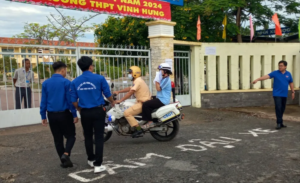 Thí sinh Nguyễn Thị Ngọc Thảo được CSGT dùng xe chuyên dụng hỗ trợ đưa đến điểm thi an toàn, kịp thời. Ảnh: VĐ thí sinh bị tai nạn.jpg