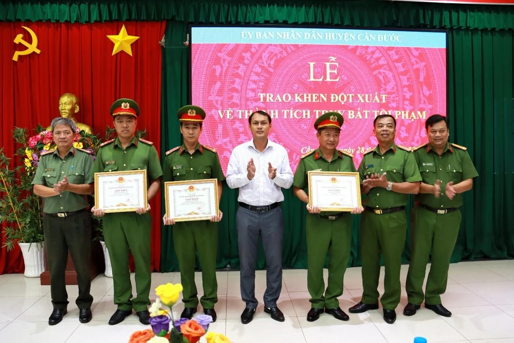 Ông Đào Hữu Tấn - Quyền Chủ tịch UBND huyện Cần Đước trao tặng giấy khen cho các tập thể và cá nhân đã có thành tích trong bắt nhanh nghi phạm. Ảnh: CA giật lắc vàng (2).jpg
