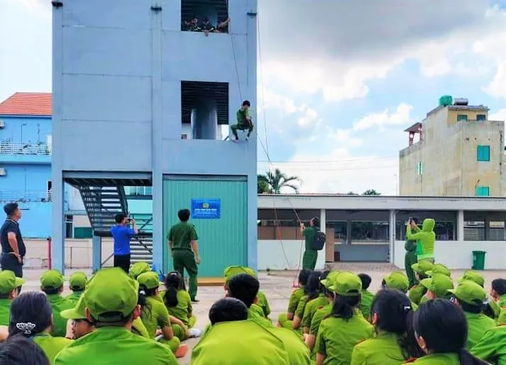 Học làm chiến sĩ Công an 24.jpg