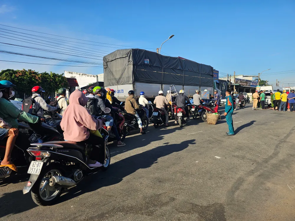 tông vào đuôi ô tô phía trước 2.jpg