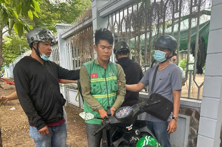 Đặng Vũ Phong bị lực lượng Công an huyện Bến Lức bắt giữ. Ảnh: CA Từ lời khai hung thủ mặc áo Grab, công an truy bắt được kẻ cướp giật sau 1 ngày gây án