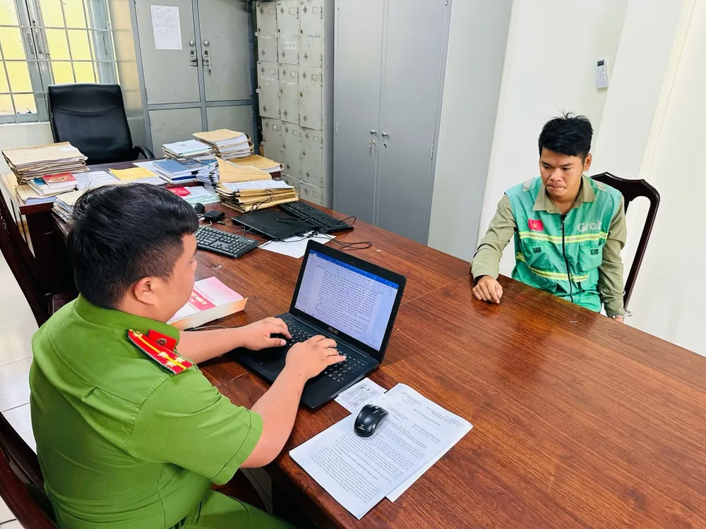 Tại cơ quan công an, Phong khai do chạy Grab không đủ sống nên đi cướp. Ảnh: CA chạy grap không đủ sống (2).jpg