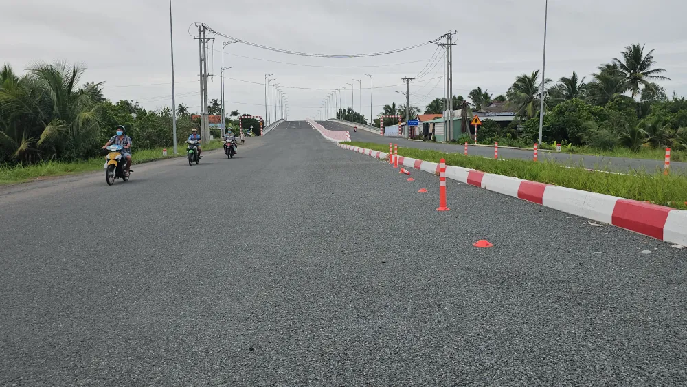 Các cọc tiêu giao thông phía hai bên dốc cầu Rạch Chanh bị gãy. Ảnh:HD Tuyến đường Vành Đai (1).jpg
