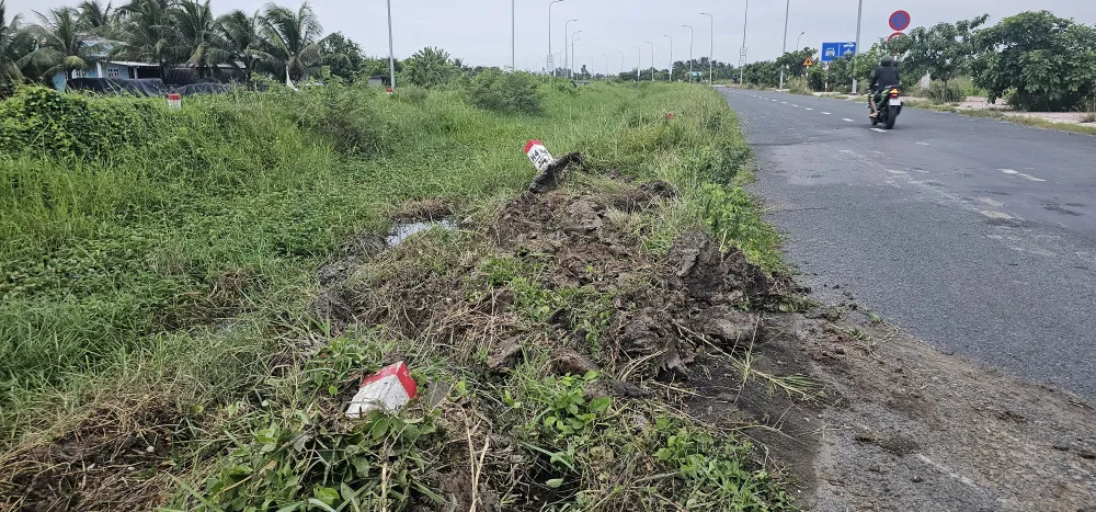 Cọc tiêu giao thông trên tuyến đường Vành đai bị ngã nằm lật ngang sau vụ tai nạn giao thông vẫn chưa được khắc phục sữa chữa. Ảnh:HD Tuyến đường Vành Đai (5).jpg