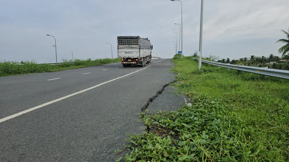 Vết nứt kéo dài dưới dốc cầu vượt cao tốc số 7, nguy hiểm khi phương tiện trọng tải nặng qua khu vực này. Ảnh: HD Tuyến đường Vành Đai (6).jpg