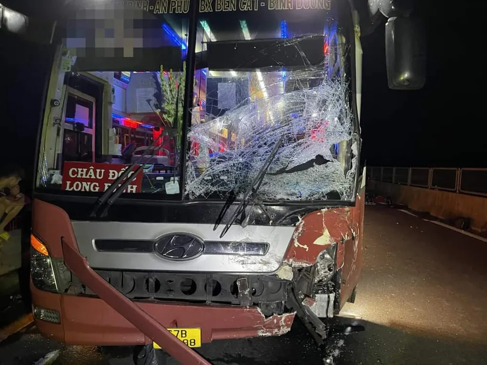 Xe khách 67B-009.. bị vỡ kính phần đầu xe. Ảnh: BHĐX Cao tốc Trung Lương - Mỹ Thuận (2).jpg