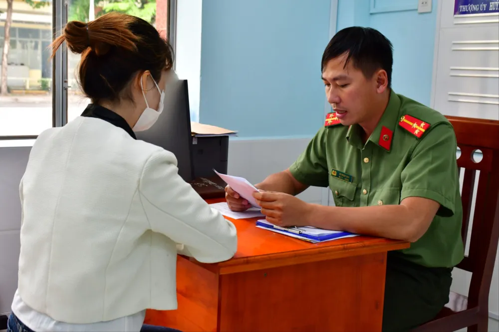 Công an làm việc với cô gái đăng thông tin sai sự thật. Ảnh: TRỌNG TÍN Đăng thông tin sai sự thật.jpg