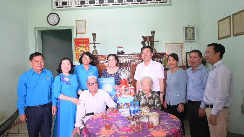 Bà Thái Thu Xương, Phó chủ tịch thường trực Liên đoàn lao động Việt Nam trao tặng quà cho bà Phan Thị Ảnh. Ảnh: HD công nhân lao động giỏi.jpg