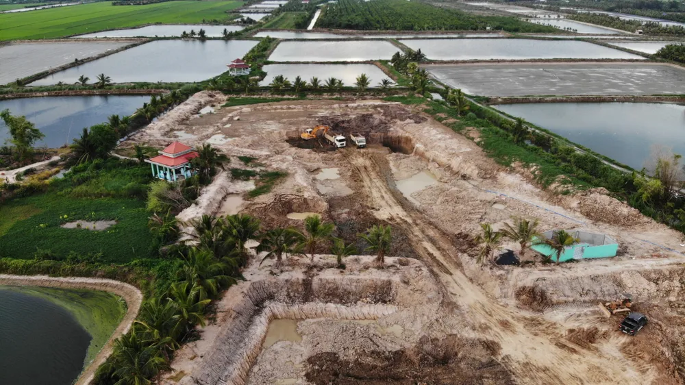 Bãi đất bùn dự trữ để san lấp mặt bằng công trình xây dựng trụ sở Công an huyện ở xã Hưng Thạnh, Long An đã bị khai thác gần như cạn kiệt. Ảnh: DK trụ sở Công an huyện.jpg