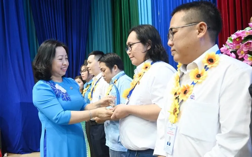 Bà Thái Thu Xương, Phó chủ tịch thường trực Liên đoàn lao động Việt Nam trao tặng quà cho công nhân lao động giỏi năm 2024. Ảnh: HD tuyên dương khen thưởng (17).jpg