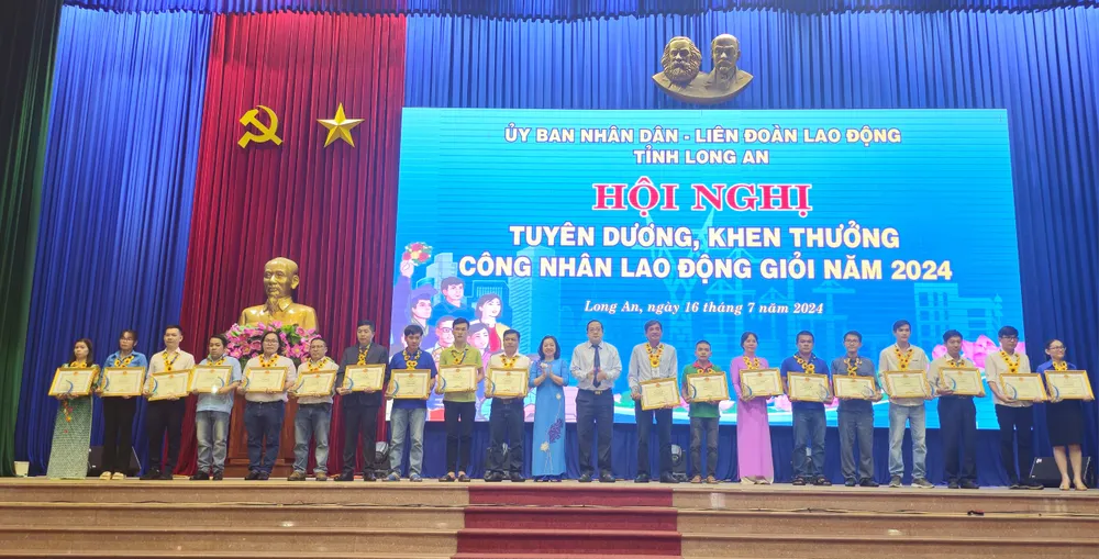 Các công nhân lao động giỏi được khen thưởng trong hội nghị. Ảnh: HD tuyên dương khen thưởng (19).jpg