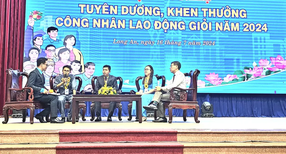 Giao lưu với công nhân lao động giỏi, điển hình tiên tiến. Ảnh: HD tuyên dương khen thưởng (20).jpg