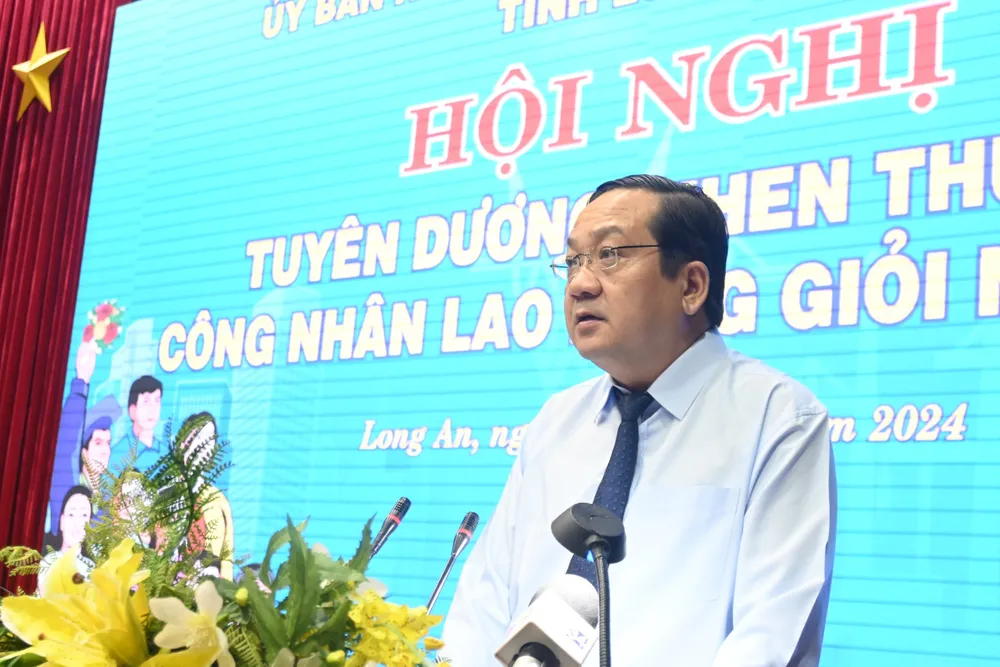 Ông Nguyễn Minh Lâm, Phó Chủ tịch UBND tỉnh Long An phát biểu tại hội nghị. Ảnh: HD tuyên dương khen thưởng (21).jpg