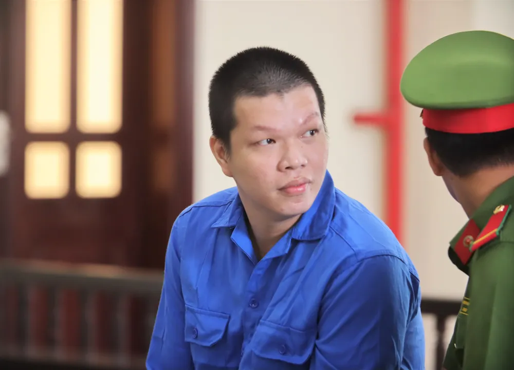 Tại phiên tòa ngày 25-6, Sơn chỉ len lén ngước nhìn về phía gia đình mình và gia đình người bạn thân. Ảnh: HD bắt cóc con bạn thân 1 (1).jpg
