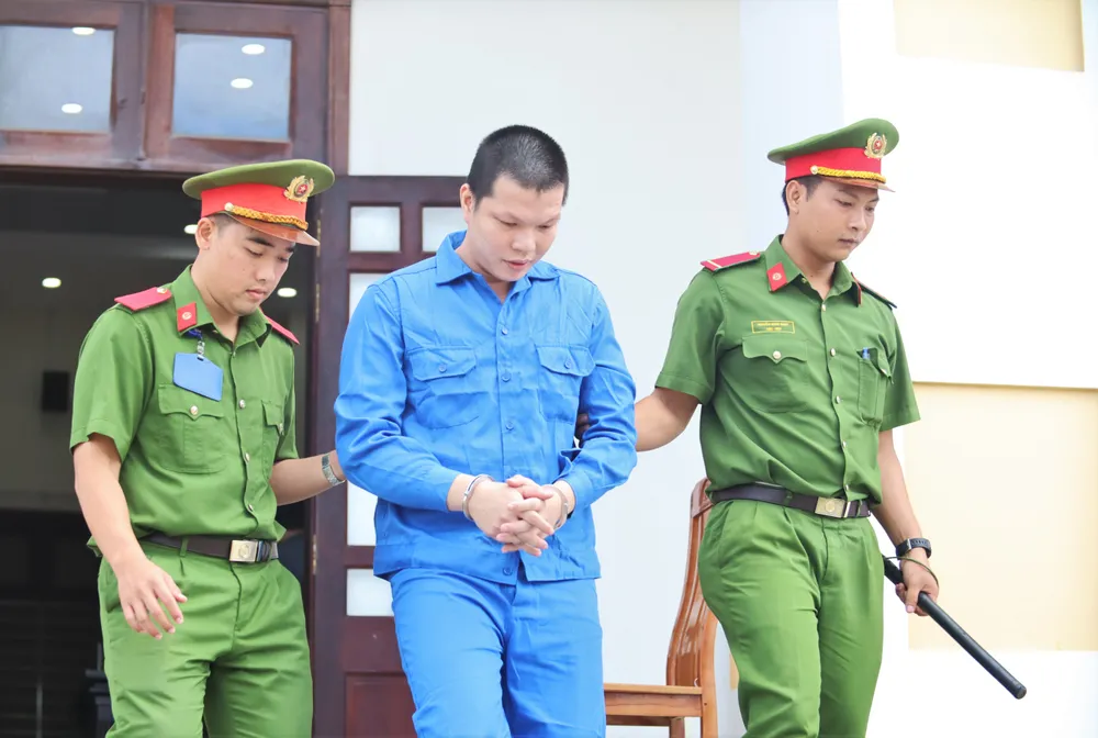 Sơn bị áp giải về trại giam. Ảnh: HD bắt cóc con bạn thân 1 (3).jpg