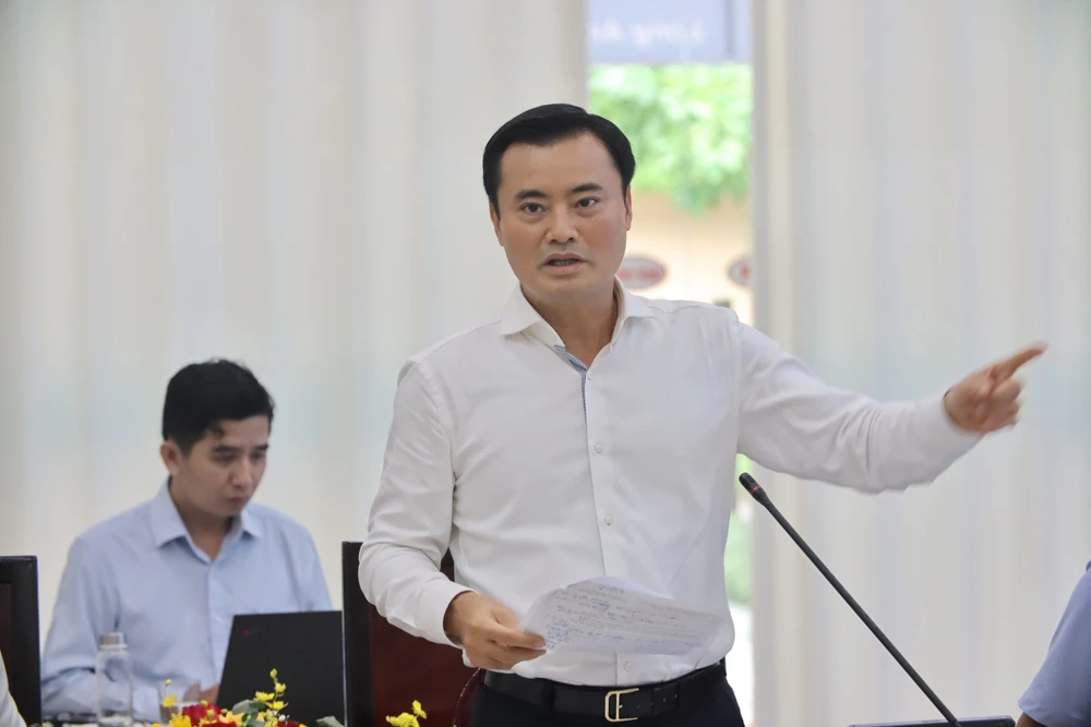 Ông Bùi Xuân Cường Phó chủ tịch UBND TP.HCM nêu các vấn đề cần phải tháo gỡ 2 địa phương. Ảnh: HD TP.HCM và Long An 1.jpg