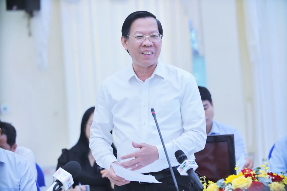 Ông Phan Văn Mãi, Chủ tịch UBND TP.HCM phát biểu tại hội nghị. Ảnh: HD TP.HCM và Long An 6.JPG