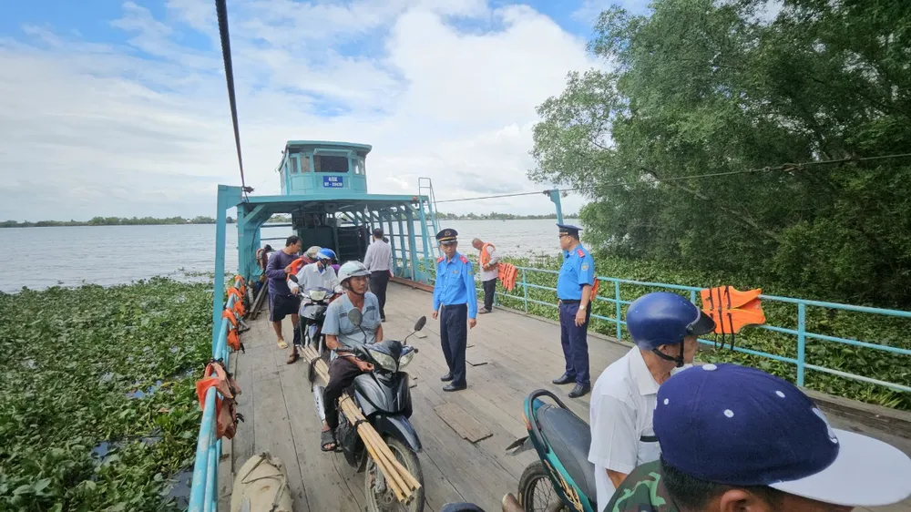 Lực lượng Thanh tra giao thông thường xuyên kiểm tra các bến đò trên sông Vàm Cỏ. ẢNH:HD mùa mưa bão 3.jpg