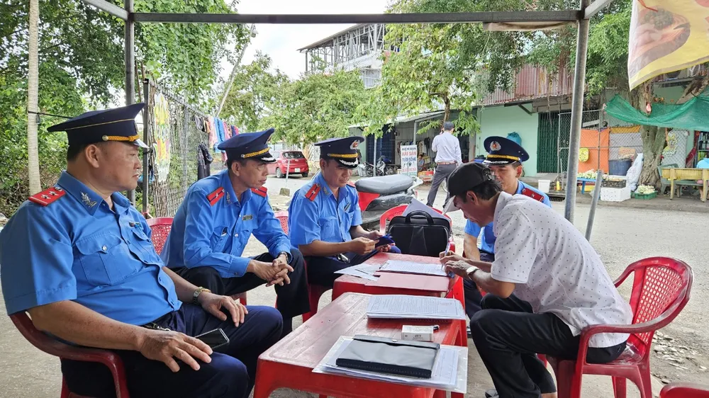 Lực lượng Thanh tra Sở GTVT Long An thường xuyên tăng cường rà soát kiểm tra các tuyến phà, bến khách ngang sông trong mùa mưa bão. ẢNH: HD mùa mưa bão 4.jpg