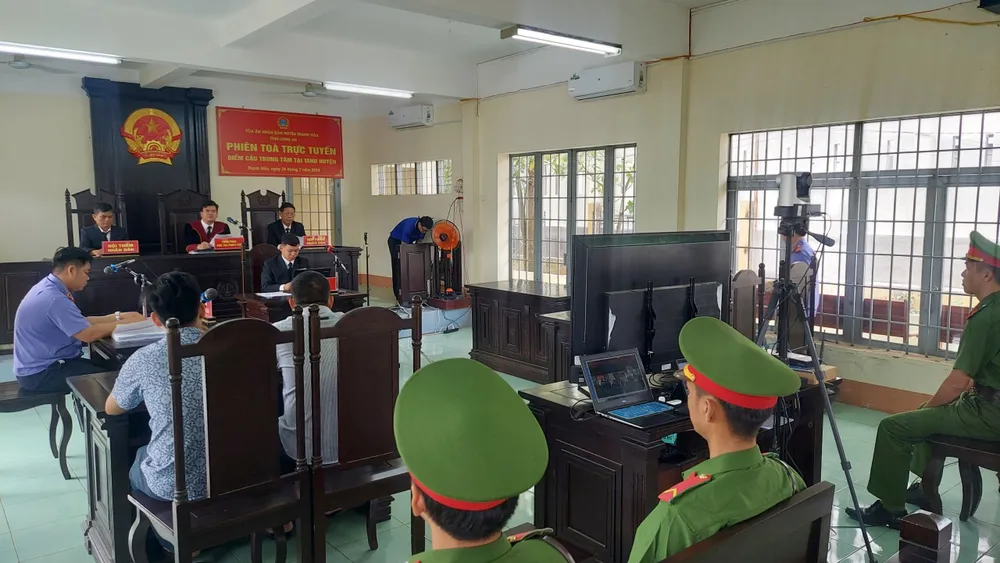 Phiên tòa xét xử bị cáo Lê Huệ Thanh. Ảnh: TRUNG HƯNG xúc phạm và tấn công lực lượng công an.jpg