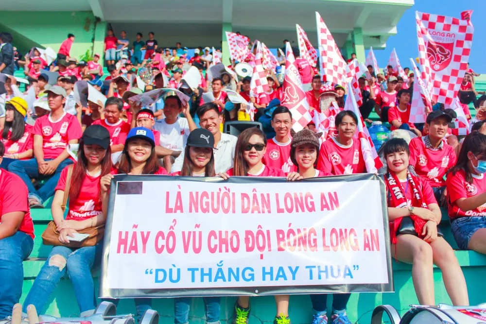 Người dân Long An đồng hành cùng đội bóng quê hương. Ảnh: HD Đội bóng Long An (6).JPG