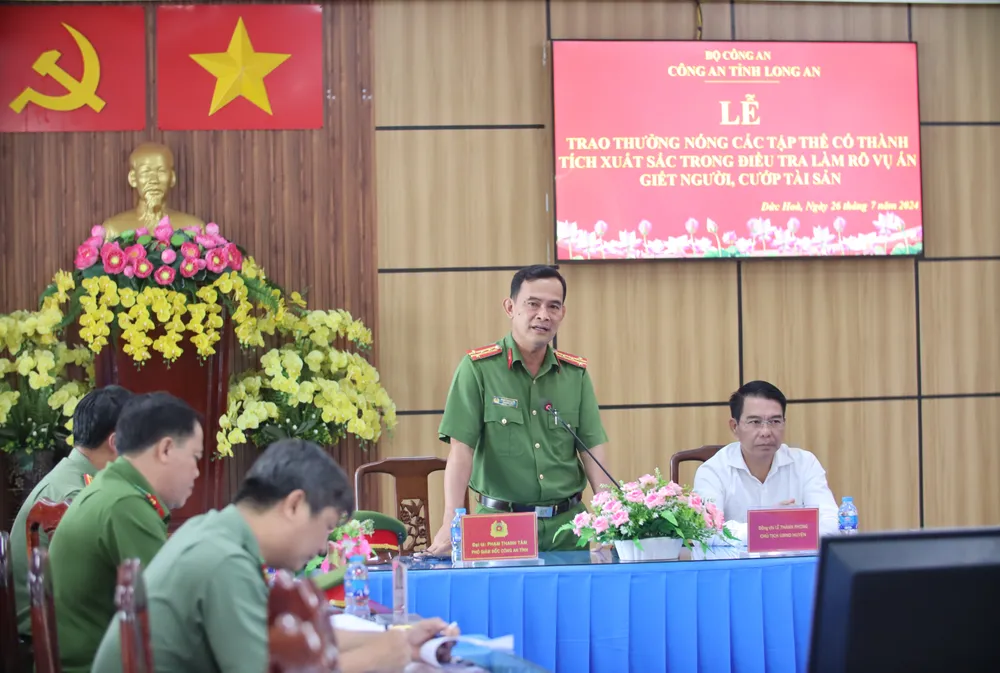 Đại tá Phạm Thanh Tâm, Phó Giám đốc Công an tỉnh phát biểu tại lễ trao thưởng. Ảnh: HD người lái xe ôm 3.JPG