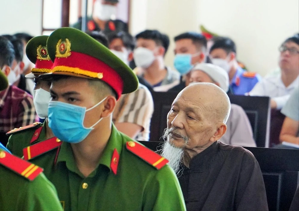 Ông Lê Tùng Vân lãnh 5 năm tù về tội lợi dụng quyền tự do dân chủ xâm phạm lợi ích của Nhà nước, quyền, lợi ích hợp pháp của các tổ chức, cá nhân. Ảnh: HD Tịnh Thất Bồng Lai.jpg