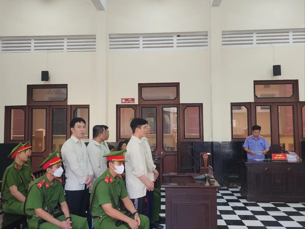 Đại diện VKS đọc cáo trạng các bị cáo tại phiên tòa xét xử. Ảnh: HD Trộm mai vàng.jpg
