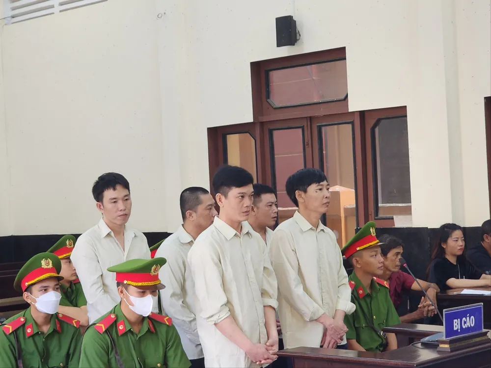Các bị cáo trộm mai vàng tiền tỉ tại phiên tòa xét xử. Ảnh: HD Trộm mai vàng.jpg