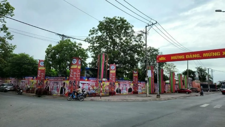 Không gian hoạt động xung quanh trước cổng Hội chợ triển lãm. Ảnh: HD Hội chợ triển lãm.jpg