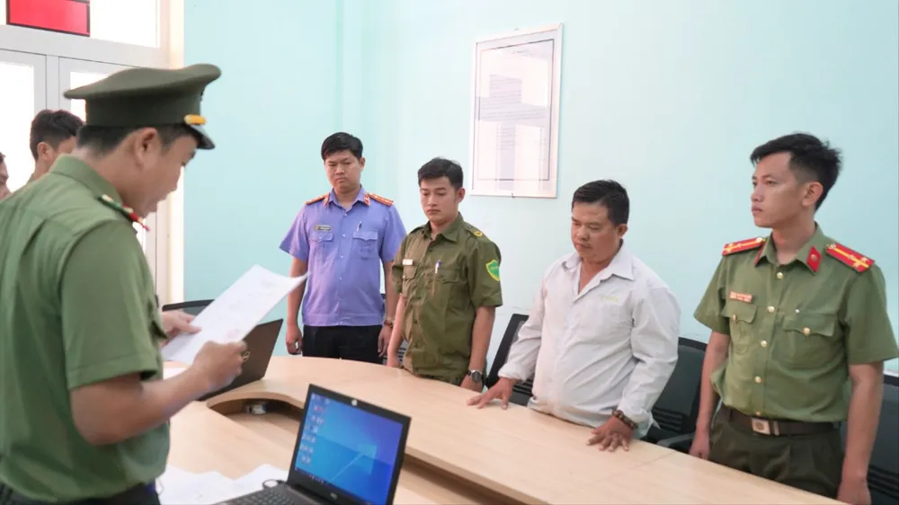 Lực lượng chức năng đọc lệnh khởi tố, lệnh bắt tạm giam Nguyễn Văn Trung. Ảnh: CA lật đổ chính quyền .jpg