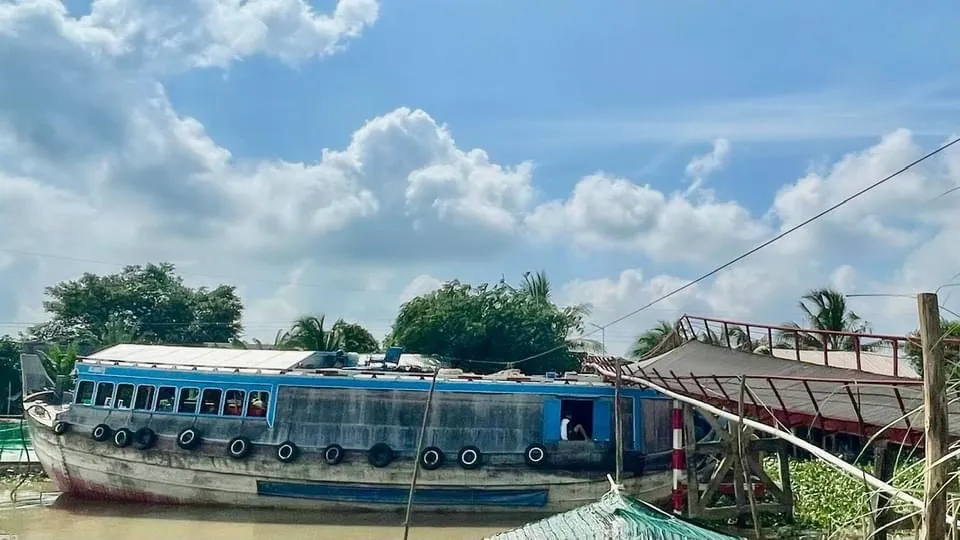 Ghe chở cá mang sập cầu (2).jpg