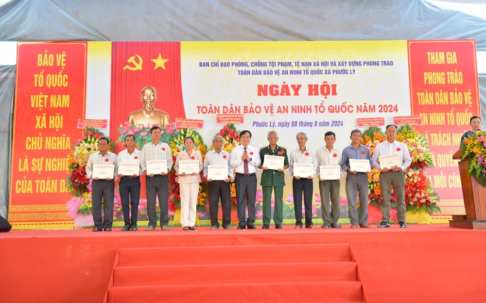 Ông Phan Xuân Thủy, Phó Trưởng Ban Tuyên giáo Trung ương, Thành viên Ban Chỉ đạo thực hiện phong trào TDBVANTQ Trung ương trao quà cho Anh hùng lực lượng vũ trang, các gia đình chính sách tại ngày hội. phong trào Toàn dân bảo vệ ANTQ 1.jpg