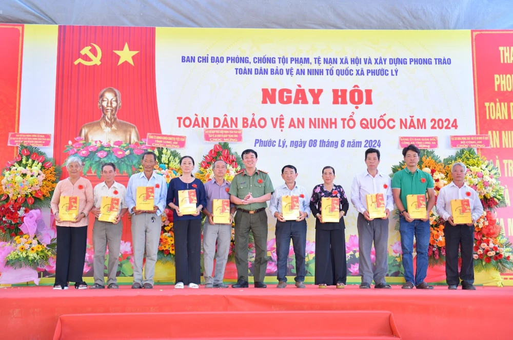 Đại tá Lâm Minh Hồng, Giám đốc Công an tỉnh Long An tặng quà cho các hộ gia đình chính sách. phong trào Toàn dân bảo vệ ANTQ 2.jpg