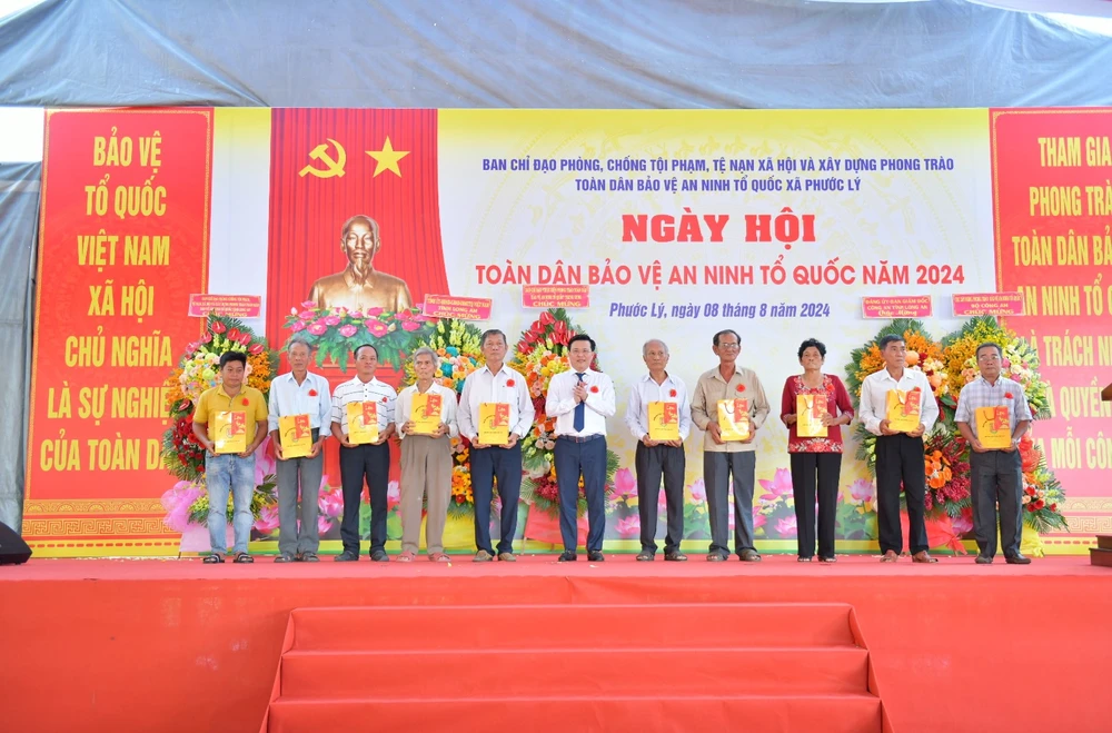 Ông Nguyễn Thanh Hải, Phó Bí thư Thường trực Tỉnh ủy Long An trao tặng quà cho các gia đình chính sách. Ảnh: HD phong trào Toàn dân bảo vệ ANTQ 3.jpg