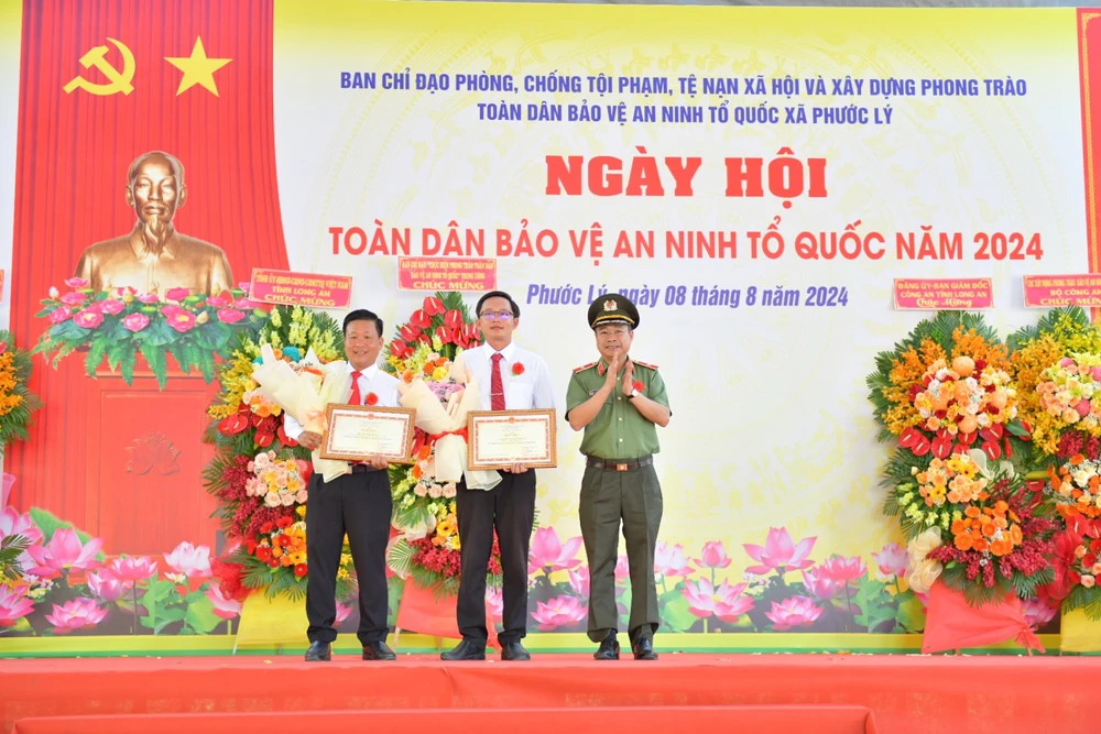 Thiếu tướng Lê Minh Hà,Thủ trưởng Cơ quan Ủy ban kiểm tra Đảng ủy Công an Trung ương trao bằng khen của Bộ trưởng Bộ Công an cho các tập thể, cá nhân. phong trào Toàn dân bảo vệ ANTQ 5.jpg