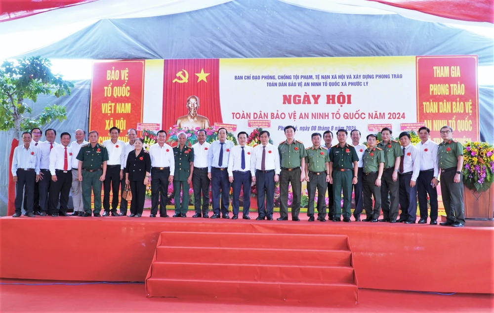 Các đại biểu tham dự ngày hội Toàn dân bảo vệ an ninh Tổ quốc tại xã Phước Lý. Ảnh:HD phong trào Toàn dân bảo vệ ANTQ 7.jpg
