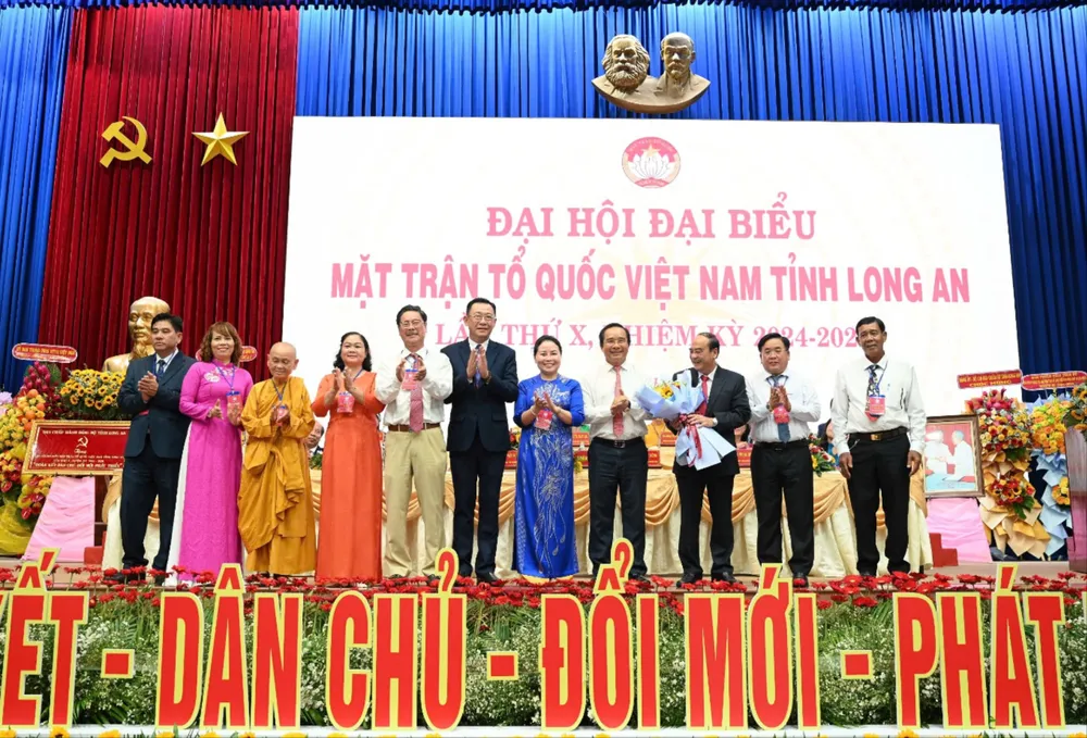 Bà Nguyễn Thị Thu Trinh (áo dài xanh) đắc cử Chủ tịch Ủy ban MTTQ Việt Nam tỉnh Long An. Ảnh: TK Ủy ban MTTQ Việt Nam tỉnh Long An.jpg