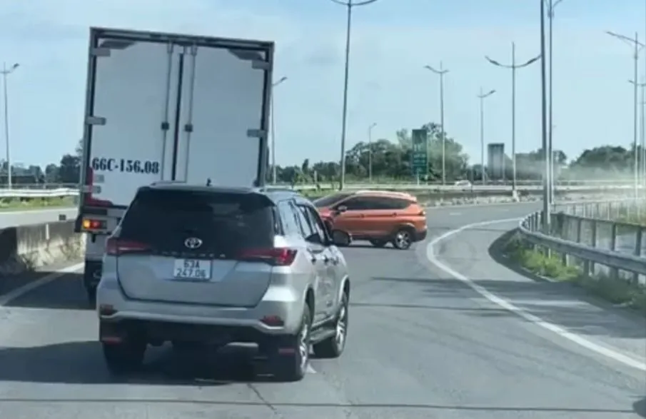 chạy ngược chiều trên cao tốc .jpg