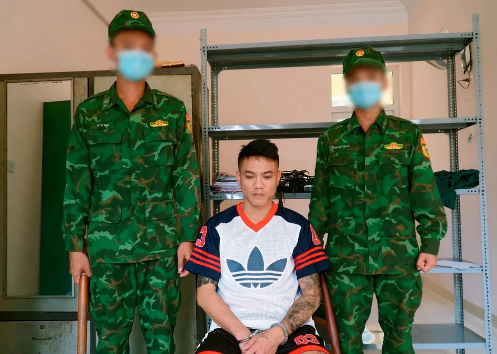 Nam thanh niên bị bắt giữ giấu ma túy trong người khi nhập cảnh trái phép. Ảnh: BP nam thanh niên 1.jpg