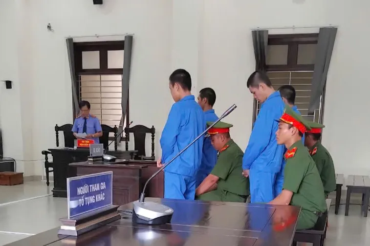 Đại diện Viện Kiểm Sát đề nghị các mức án đối với các bị cáo. Ảnh: TA thách thức đánh nhau (1).jpg