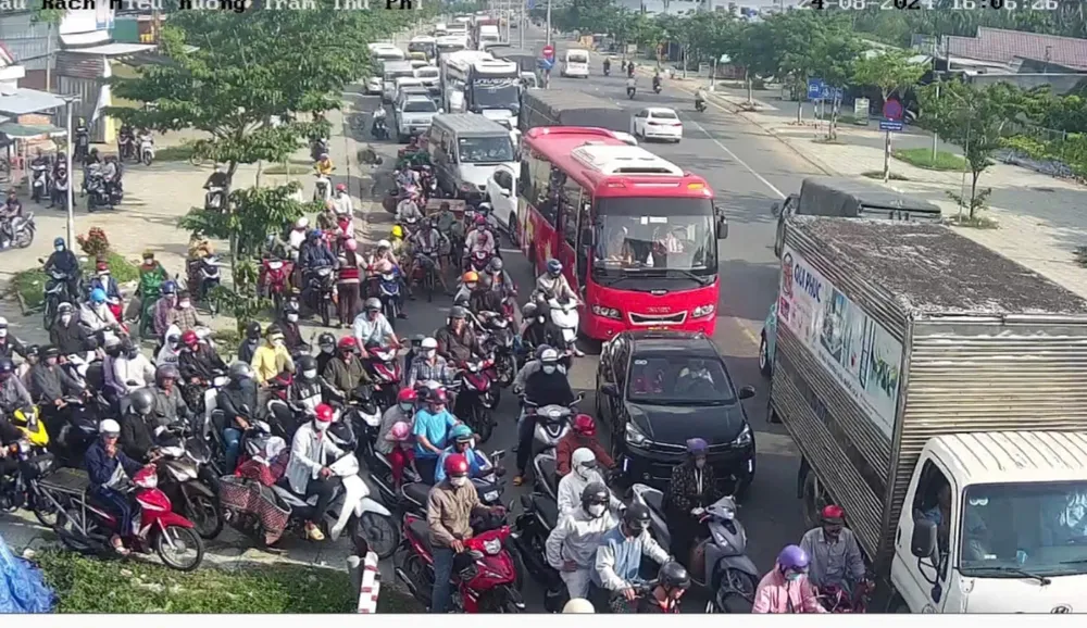 Phương tiện lưu thông qua cầu Rạch Miễu bị ùn ứ kéo dài. Ảnh: Cắt từ Camera Cầu Rạch Miễu.jpg