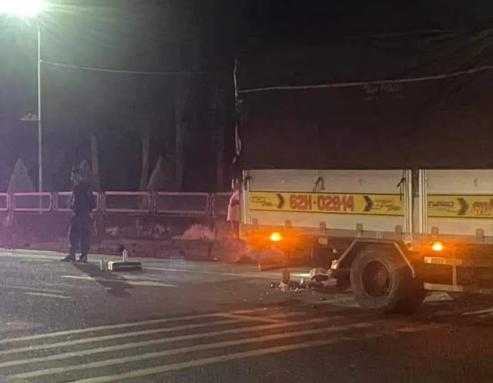 Chạy lấn vào làn ô tô tông đuôi xe tải, nam thanh niên tử vong tại chỗ