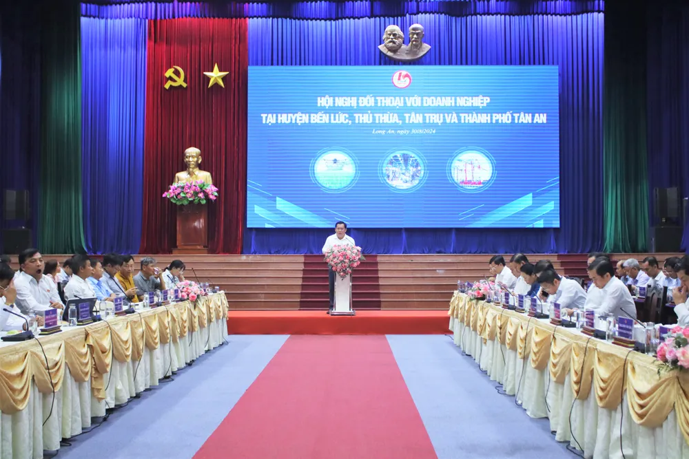 Quang cảnh buổi đối thoại. Ảnh: HUỲNH DU tháo gỡ khó khăn (1).JPG