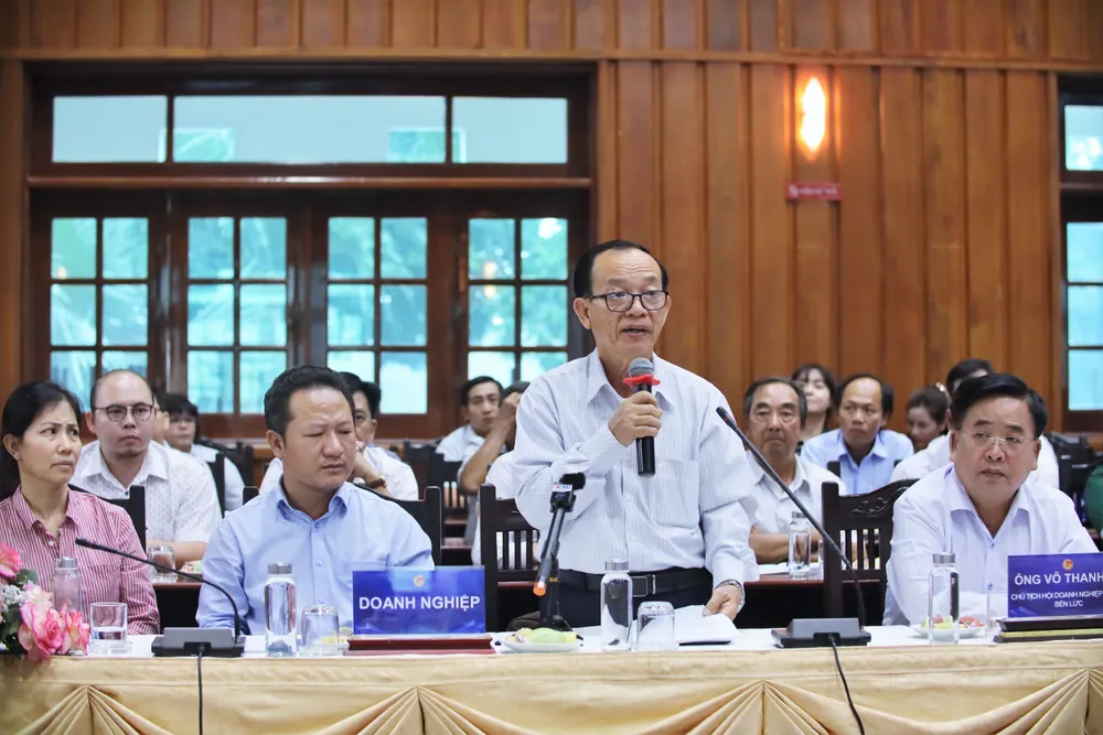 Đại diện các doanh nghiệp kiến nghị lãnh đạo tỉnh có biện pháp giúp doanh nghiệp tháo gỡ khó khăn. Ảnh: HUỲNH DU tháo gỡ khó khăn (4).JPG